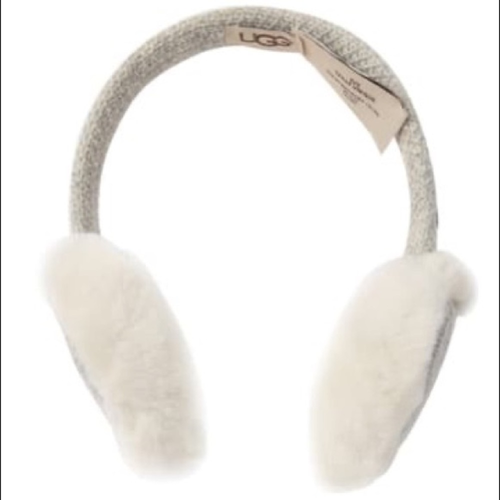UGG
Cable Knit Genuine Shearling Wired Ear Muffs